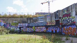 901831 Gezicht op een muur vol graffitikunstwerken op de tijdelijke graffitivrijplaats ('De Kuil van Leidsche Rijn') ...
